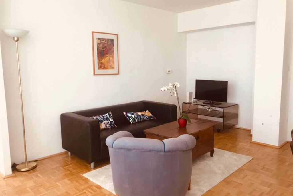 Mitten Im Achten. Zentrale Wohnung In Wien Exteriör bild