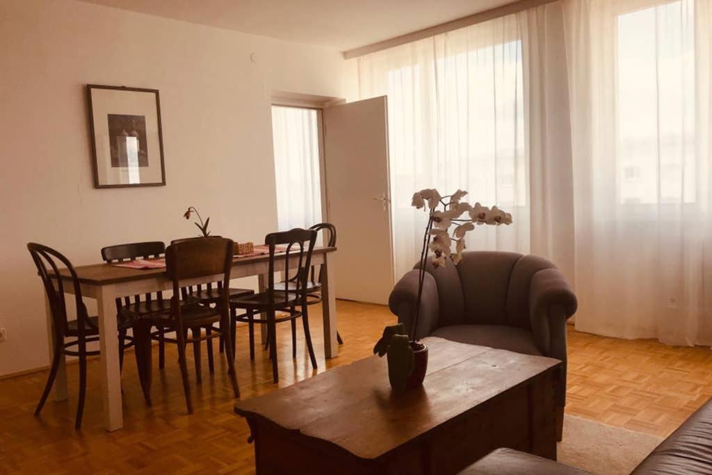 Mitten Im Achten. Zentrale Wohnung In Wien Exteriör bild